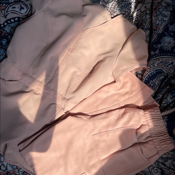 SOLD ✅ Jaanuu Blushing Pink Scrub Set 🌸 - Picture 1 of 5